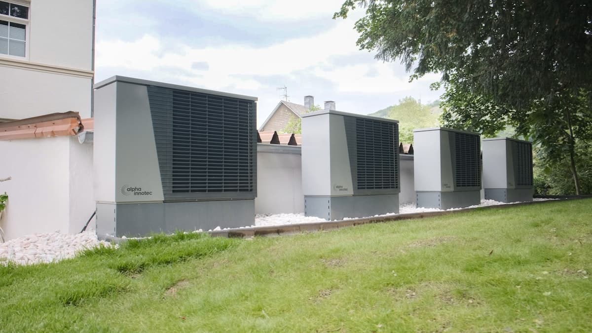 Industrial rooftop HVAC units and air conditioning installation systems